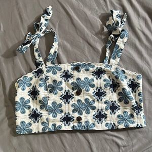 Adorable cropped blouse with a gorgeous blue pattern!
